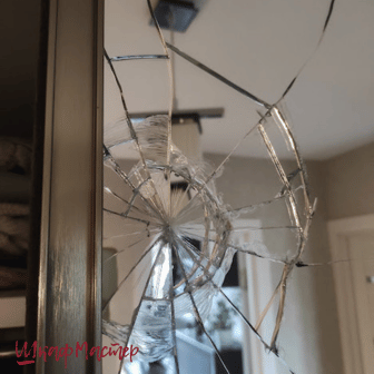 Открытие автоматического зонта внутри-частая причина разбитого зеркала двери шкафа-купе