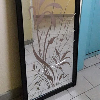 замена зеркала шкафа-купе с пескоструйным рисунком